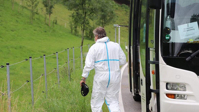 Ein Mitarbeiter der Spurensicherung verlässt einen Linienbus. Ein Mann hat in dem Bus vor den anderen Passagieren seine getrennt lebende Ehefrau erstochen. Ein Mitarbeiter der Spurensicherung verlässt einen Linienbus. Ein Mann hat in dem Bus vor den anderen Passagieren seine getrennt lebende Ehefrau erstochen.