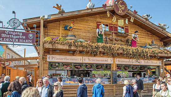 Goldener Hahn: Hier amüsieren sich 360 Gäste. Goldener Hahn: Hier amüsieren sich 360 Gäste.