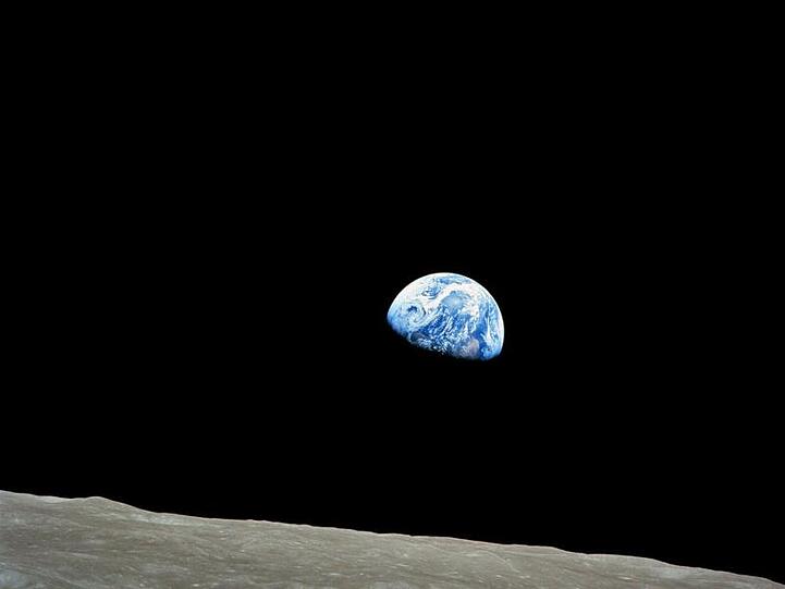 Erdaufgang über dem Horizont des Mondes. Luxemburg und die USA wollen mit Weltaum-Bergbau viel Geld verdienen.