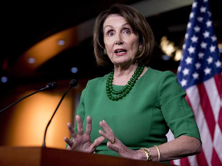Die Vorsitzende des Repräsentantenhauses, die Demokratin Nancy Pelosi, spricht in Washington.