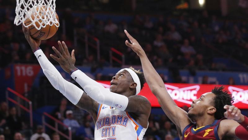 Dennis Schröder (l) von Oklahoma City Thunder setzt sich am Korb gegen Darius Garland von den Cleveland Cavaliers durch. Dennis Schröder (l) von Oklahoma City Thunder setzt sich am Korb gegen Darius Garland von den Cleveland Cavaliers durch.