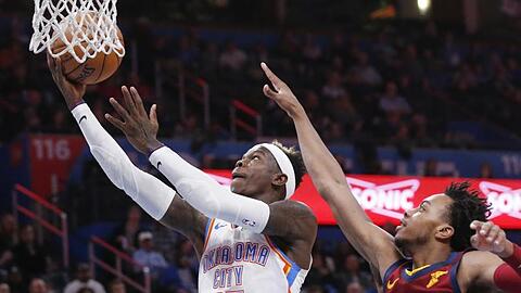 Dennis Schröder (l) von Oklahoma City Thunder setzt sich am Korb gegen Darius Garland von den Cleveland Cavaliers durch.