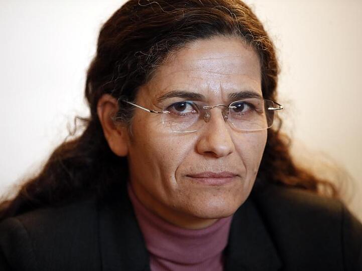 Ilham Ahmad, Ko-Vorsitzende des politischen Arms der Syrischen Demokratischen Kräfte, spricht auf einer Pressekonferenz in Paris.