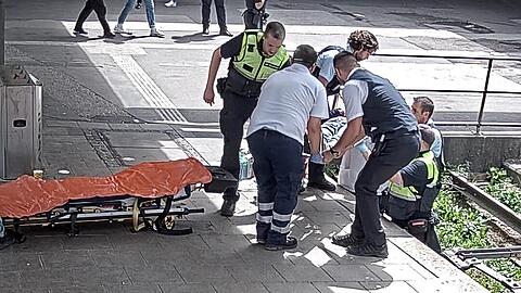 Eine Frau (65) stürzt am Hauptbahnhof ins Gleis.