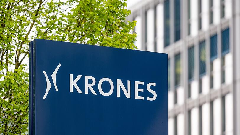 Logo der Krones AG vor einem Verwaltungsgebäude.