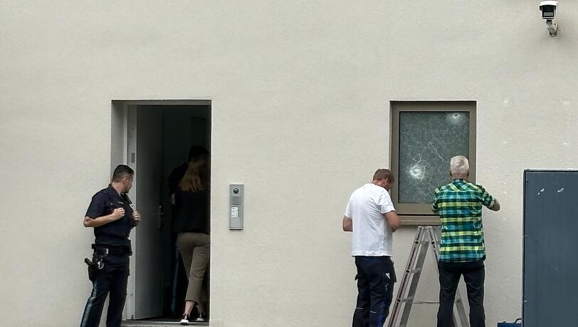 Polizeikräfte und Experten untersuchen die Einschusslöcher am israelischen Generalkonsulat. Polizeikräfte und Experten untersuchen die Einschusslöcher am israelischen Generalkonsulat.