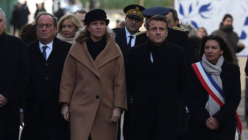 Emmanuel Macron (2.v.r.) im Rahmen einer Gedenkzeremonie f&uuml;r die Opfer des "Charlie Hebdo"-Anschlags.