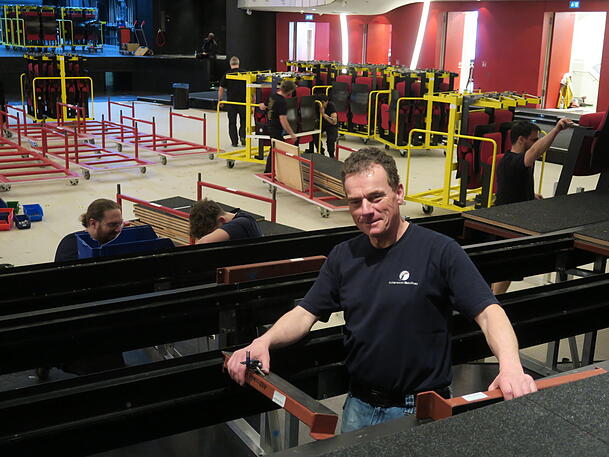 Beim Aufbau der Unterkonstruktion für die Stühle im Parkett: Metallbauer Thomas Ackermann. Beim Aufbau der Unterkonstruktion für die Stühle im Parkett: Metallbauer Thomas Ackermann.