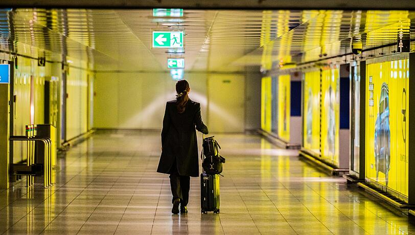 Das Klischeebild einer Geschäftsreisenden am Flughafen - das Flugzeug liegt als Verkehrsmittel klar vorne. (Symbolbild)