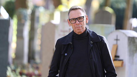 Der Münchner Bauingenieur Heino Jahn (62) leitet die "Städtischen Friedhöfe“ – die bewirtschaften 26 Münchner Friedhöfe mit 270.000 Grabstätten vom Einzelurnengrab bis zum Familiengrab. Pro Jahr finden dort etwa 11.000 Bestattungen statt. Die Gesamtfläche der Münchner Friedhöfe ist größer als der Englische Garten. Jahn ist außerdem Chef des Münchner Krematoriums und der „Städtischen Bestattung“ – dem größten Bestattungsunternehmen Münchens.