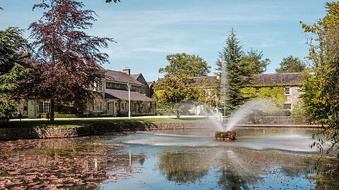 Das idyllische irische Dorf steht samt Pub und Wasserm&uuml;hle zum Verkauf.
