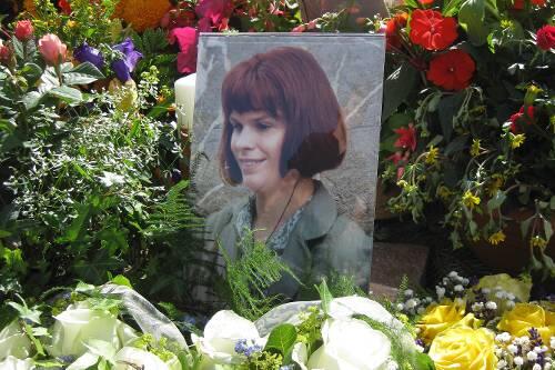 Ihr Bild in einem Meer aus Blumen: Alexandra R. starb mit 28.
