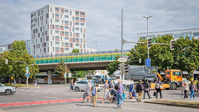 Mehr als nur eine große Kreuzung: Rund um die farbige Brücke finden sich Boazn,
Bäcker, mehrere Bushaltestellen und auch ein Skate- und ein Bolzplatz Mehr als nur eine große Kreuzung: Rund um die farbige Brücke finden sich Boazn,
Bäcker, mehrere Bushaltestellen und auch ein Skate- und ein Bolzplatz