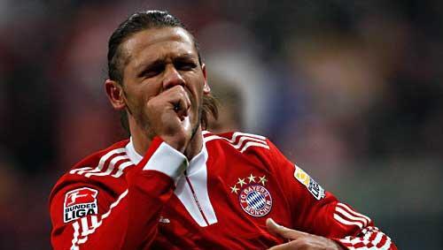 Raubt ihm sein Sohn den Schlaf? Bayern-Verteidiger Martin Demichelis. Raubt ihm sein Sohn den Schlaf? Bayern-Verteidiger Martin Demichelis.