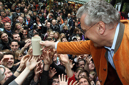 &bdquo;Hauptsach Bier!&ldquo; Beim Anstich sprach Innenminister Joachim Herrmann dem Volk aus der Seele.