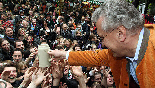 &bdquo;Hauptsach Bier!&ldquo; Beim Anstich sprach Innenminister Joachim Herrmann dem Volk aus der Seele.