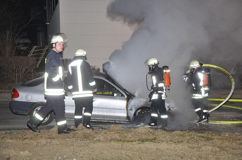 Ein Pkw brennt auf der AÖ2 in Töging am Inn. die Brandursache war vermutlich ein technischer Defekt. Personen wurden nicht verletzt.