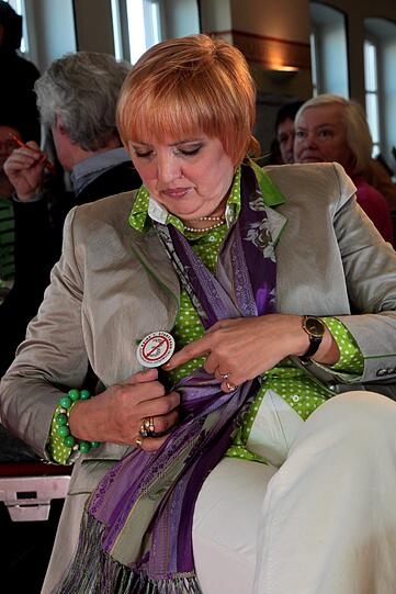 Bier und Politik - eine wundervolle Symbiose, zumindest am Aschermittwoch: Sehen Sie hier die Bilder des deftigen Polit-Klamauks mit OB Ude, Horst Seehofer, Claudia Roth und Co....