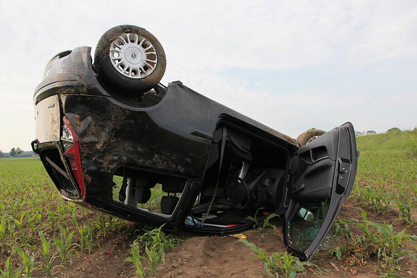 Unfall bei Ampfing: Ein Kleinwagen brettert durchs Bankett und landet auf einem Feld auf dem Dach. Der Fahrer wird nur leicht verletzt