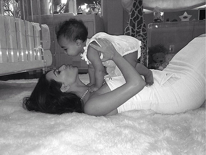 Zum Muttertag gibt's von Mama Kim Kardashian ein Küsschen für Baby North