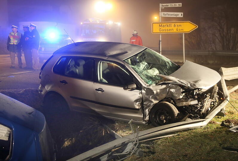 Beim Verkehrsunfall auf der B20 bei Oberndorf Gemd gab es einen Toten und 3 Mittel - bis Schwerverletzte.