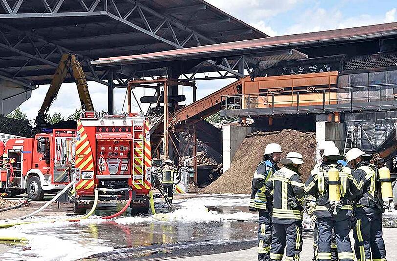 In einem Heizkraftwerk für Biomasse im Taufkirchener Ortsteil Potzham brach am Montagmittag ein Feuer aus. Die Feuer war mit mehreren Löschzügen vor Ort.