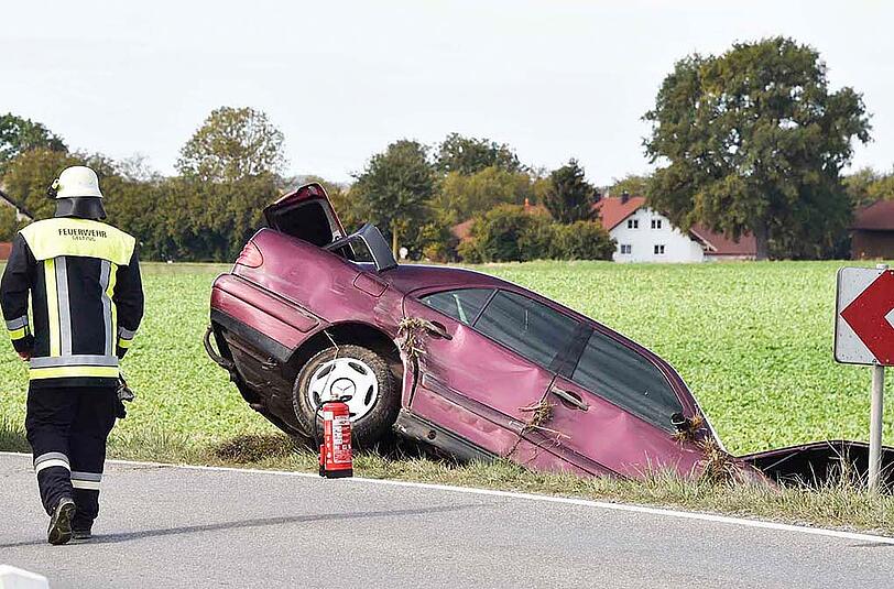 Der Mercedes landete im Straßengraben, der Fahrer musste schwerverletzt ins Krankenhaus geflogen werden.