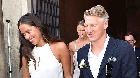 Die ersten Bilder nach der Trauung: Bastian Schweinsteiger und Ana Ivanovic sind verheiratet.