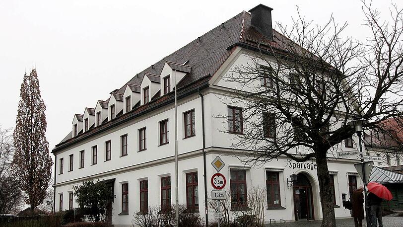 In diesem schmucken Mehrfamilienhaus, das prominent mitten am Marktplatz der Gemeinde steht, ist der Mord passiert.