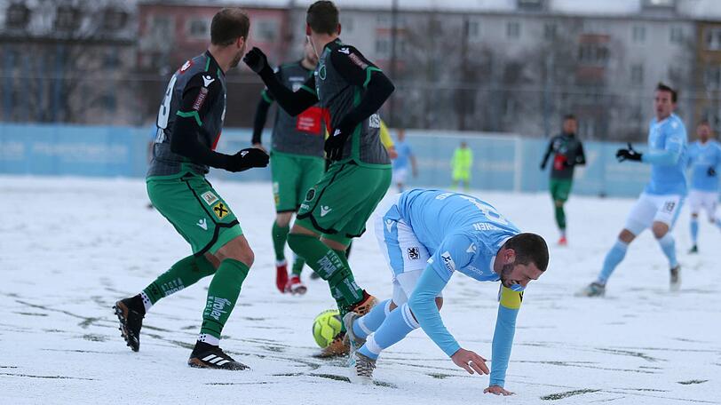 Schneegestöber und Fußball geht nicht? geht doch! Der TSV 1860 testete gegen Wacker Innsbruck auf schneeweißem Kunstrasen an der Grünwalder Straße - vorher mussten Funktionäre und Nachwuchsspieler Schneeschippen.