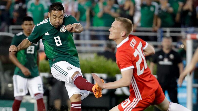 Marco Fabian (l) aus Mexiko gegen Matthew Smith aus Wales.