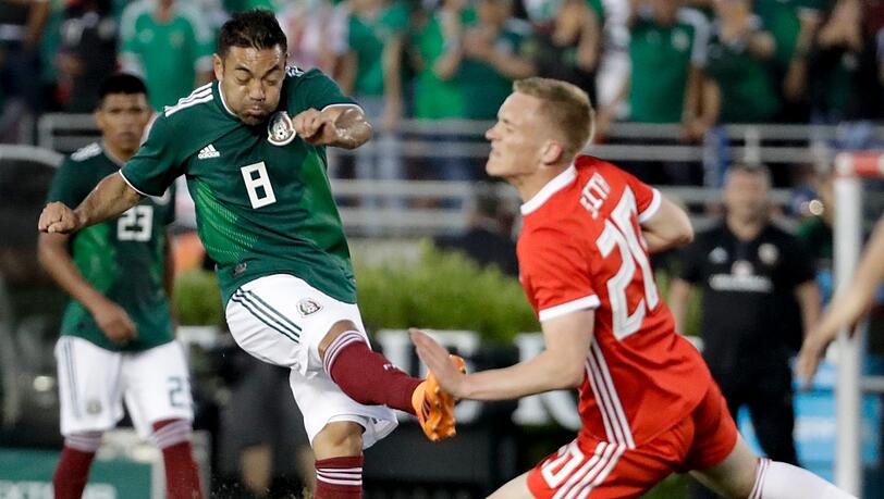Marco Fabian (l) aus Mexiko gegen Matthew Smith aus Wales. Marco Fabian (l) aus Mexiko gegen Matthew Smith aus Wales.