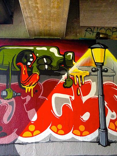 Unter der Brudermühlbrücke schaut's jedes Jahr anders bunt aus: Grafittisprayer verkünstlern sich hier bei "Isart".