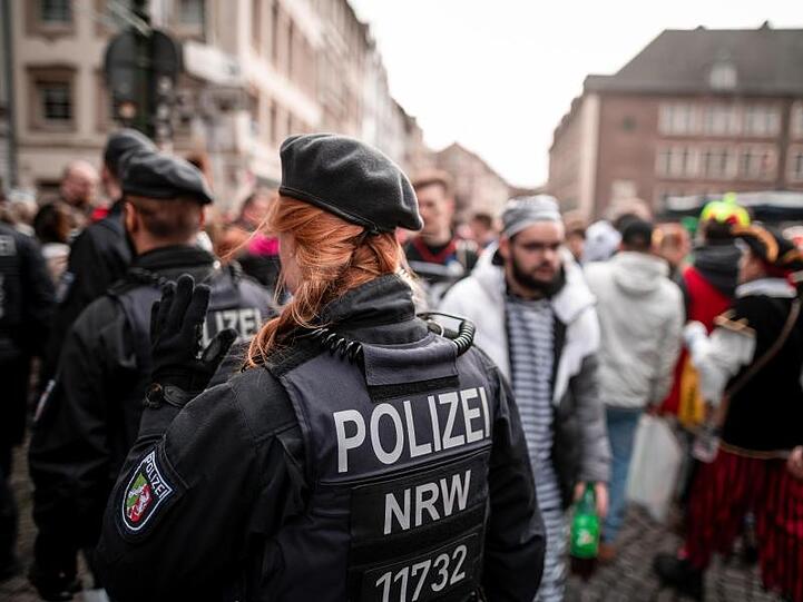 Die Polizei kontrolliert in der Düsseldorfer Altstadt.
