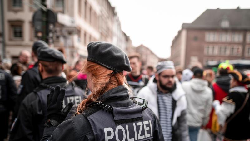 Die Polizei kontrolliert in der Düsseldorfer Altstadt. Die Polizei kontrolliert in der Düsseldorfer Altstadt.