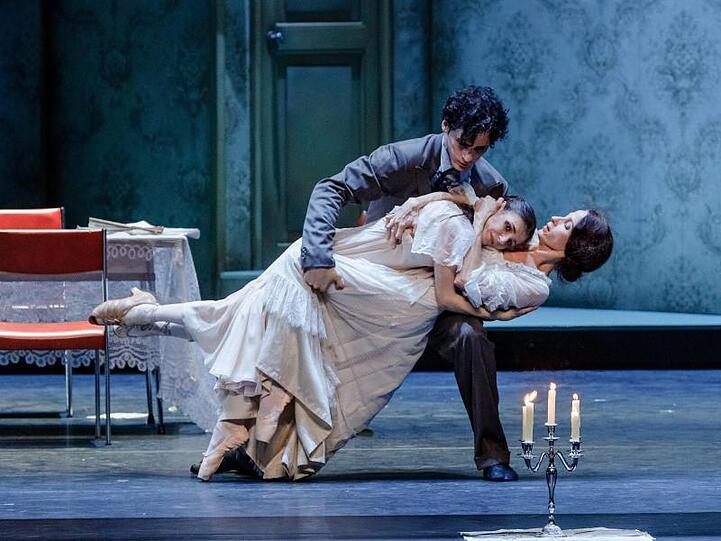 Die Tänzer Edvin Revazov als Tennessee (l-r), Alina Cojocaru als Laura Rose Wingfield und Patricia Friza als Amanda Wingfield in "Die Glasmenagerie".