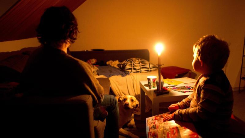 Eine Mutter sitzt mit ihrem Sohn in ihrer abgedunkelten Wohnung. Eine Mutter sitzt mit ihrem Sohn in ihrer abgedunkelten Wohnung.