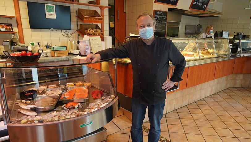 Er hat die Käsetheke ausgeräumt und verkauft jetzt halt Fisch: Metzgermeister Martin Köck in seiner "Metzgerei Liedl". Er hat die Käsetheke ausgeräumt und verkauft jetzt halt Fisch: Metzgermeister Martin Köck in seiner "Metzgerei Liedl".