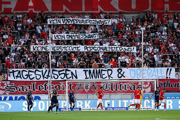 "Tageskassen immer & überall!!", fordern die HFCer. "Tageskassen immer & überall!!", fordern die HFCer.