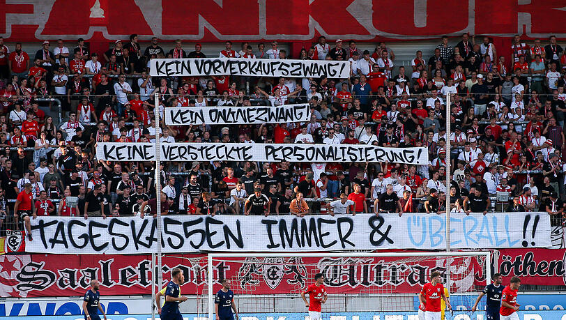 "Tageskassen immer & überall!!", fordern die HFCer. "Tageskassen immer & überall!!", fordern die HFCer.
