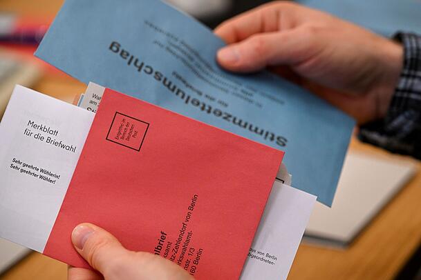 Beantragt man eine Briefwahl, erhält man zahlreiche Unterlagen. Besonders wichtig ist dabei der Wahlschein, der sollte nicht verloren gehen. (Symbolbild) Beantragt man eine Briefwahl, erhält man zahlreiche Unterlagen. Besonders wichtig ist dabei der Wahlschein, der sollte nicht verloren gehen. (Symbolbild)