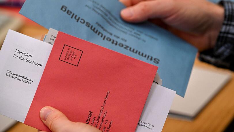 Beantragt man eine Briefwahl, erhält man zahlreiche Unterlagen. Besonders wichtig ist dabei der Wahlschein, der sollte nicht verloren gehen. (Symbolbild) Beantragt man eine Briefwahl, erhält man zahlreiche Unterlagen. Besonders wichtig ist dabei der Wahlschein, der sollte nicht verloren gehen. (Symbolbild)