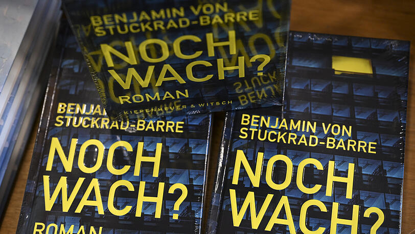 Der Romans "Noch wach?" von Benjamin von Stuckrad-Barre in einer Buchhandlung. Der Romans "Noch wach?" von Benjamin von Stuckrad-Barre in einer Buchhandlung.