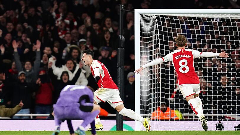 Arsenals Gabriel Martinelli (M) traf nach einem Missverständnis zwischen Alisson und Virgil van Dijk zum zwischenzeitlichen 2:1.