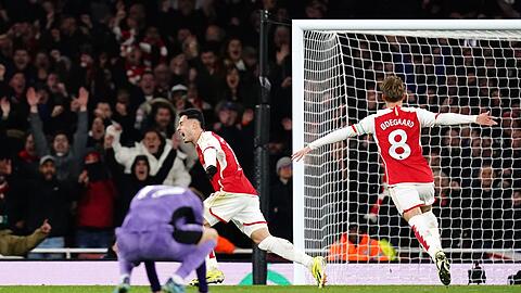 Arsenals Gabriel Martinelli (M) traf nach einem Missverständnis zwischen Alisson und Virgil van Dijk zum zwischenzeitlichen 2:1.
