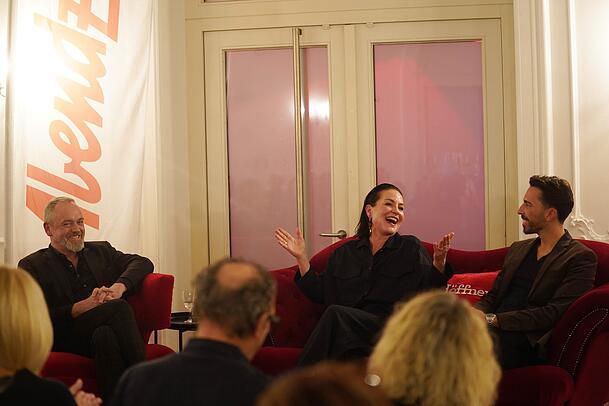 Schauspielerin Marisa Burger stellt sich den Fragen von AZ-Chefredakteur Michael Schilling (l.) und Promi-Chef Steffen Trunk (re.).