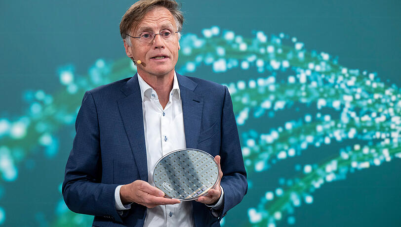 Jochen Hanebeck, Vorstandsvorsitzender der Infineon Technologies AG, h&auml;lt w&auml;hrend der Pr&auml;sentation der Jahreszahlen 2025 des Halbleiterunternehmens einen Waver mit Ionenfallen-Quantenprozessoren in den H&auml;nden.