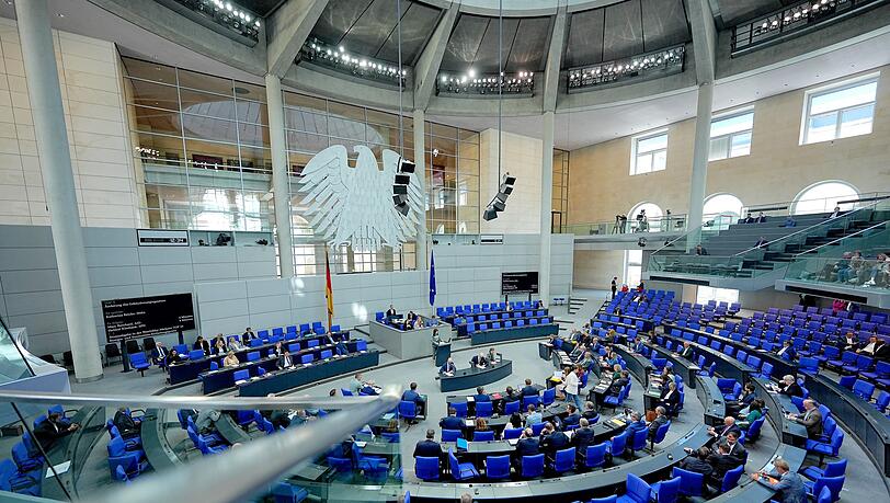 Die Fraktionen von Union und SPD wollen im Bundestag mit einer einmaligen Nullrunde bei den Bezügen der Abgeordneten ein Sparsignal in finanziell schwierigen Zeiten senden. (Archivbild) Die Fraktionen von Union und SPD wollen im Bundestag mit einer einmaligen Nullrunde bei den Bezügen der Abgeordneten ein Sparsignal in finanziell schwierigen Zeiten senden. (Archivbild)