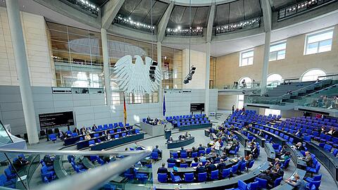 Die Fraktionen von Union und SPD wollen im Bundestag mit einer einmaligen Nullrunde bei den Bez&uuml;gen der Abgeordneten ein Sparsignal in finanziell schwierigen Zeiten senden. (Archivbild)