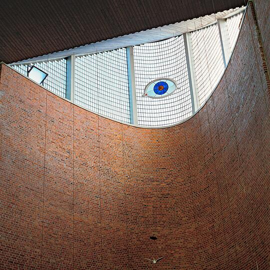 Die Pfarrkirche Heilig Kreuz in Bottrop, erbaut 1957. Heute wird Rudolf Schwarz&rsquo; Kunst erklärt.